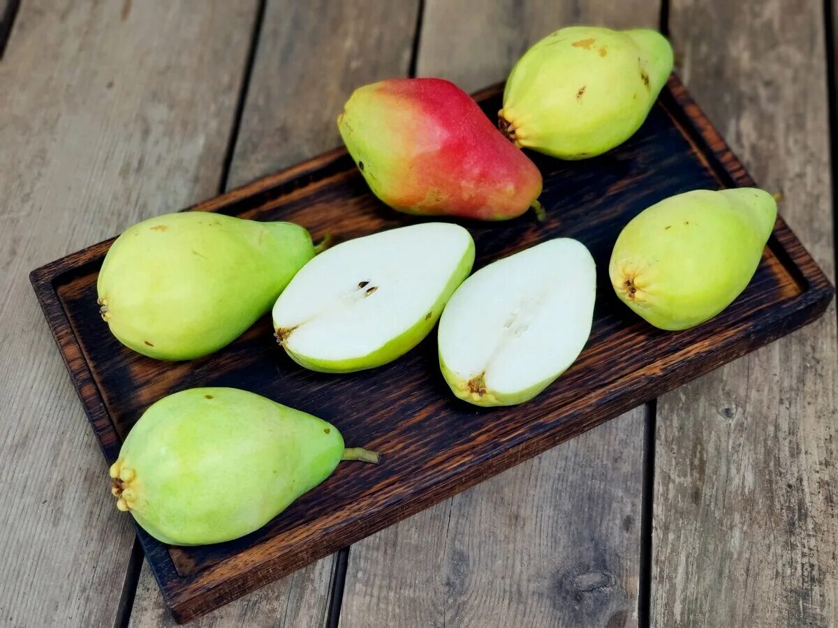 Маленькие садовые груши сорта. Груша санта. Santa maria груша. Груша санта. Груша санта.