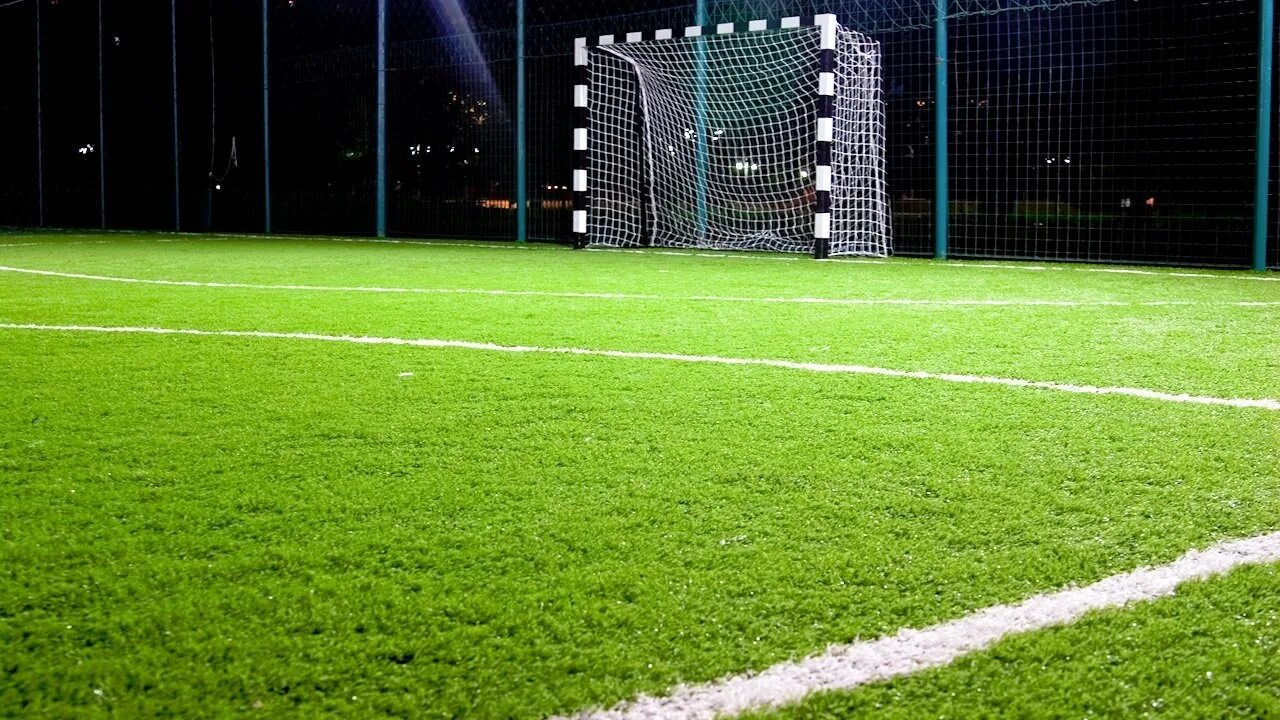 Мини футбольное поле. Центр футбольного поля. Центр футбольного поля. Центр футбольного поля. Футбольный манеж "поляна" 44х22 кв.