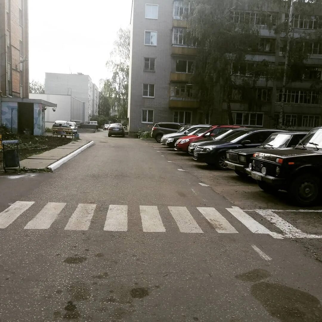 Приподнятые пешеходные переходы. Юный пешеход в садах. Благоустройство проезжей части двора. Травматизм на дорогах для детей. Машина на дороге в городе.