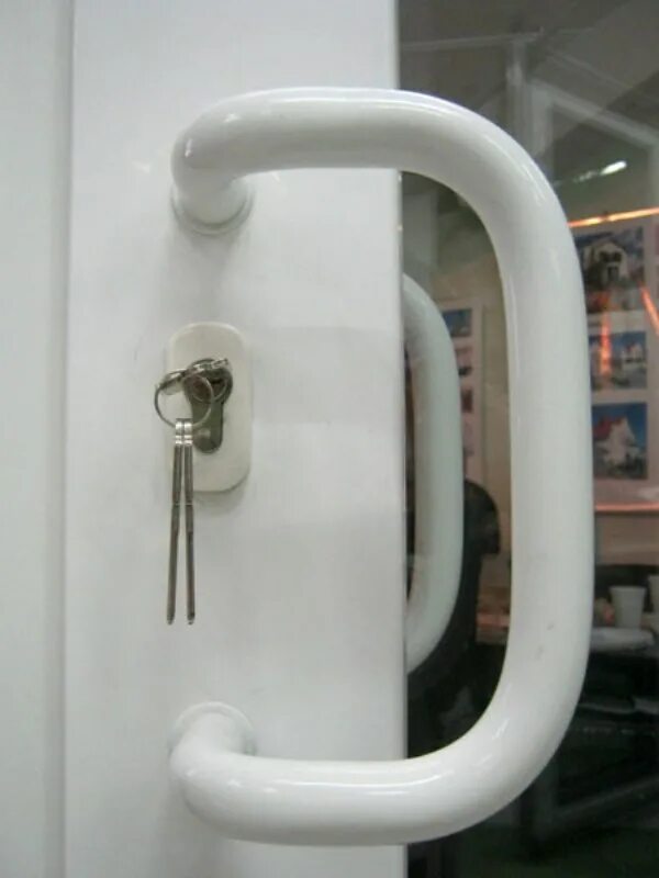 Офисная ручка скоба для пластиковой двери ремкомплект. Как поставить ручку на пластиковую дверь. Как поставить ручку на пластиковую дверь. Монтаж ручки курильщика. Прикрутить ручку на балконную дверь.