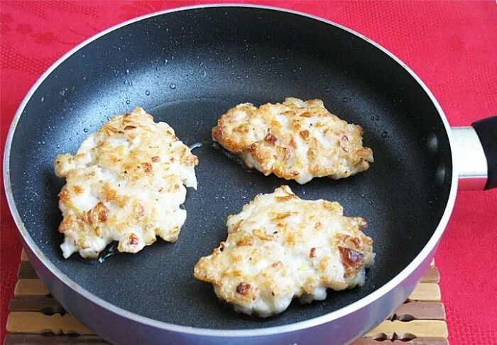 Котлеты из куриного филе с мукой. Котлеты из куриного филе кусочками на сковороде. котлеты из филе курицы кусочками. котлеты из куриного филе нарезанные кубиками. котлетки из куриного филе резаные в ручную.