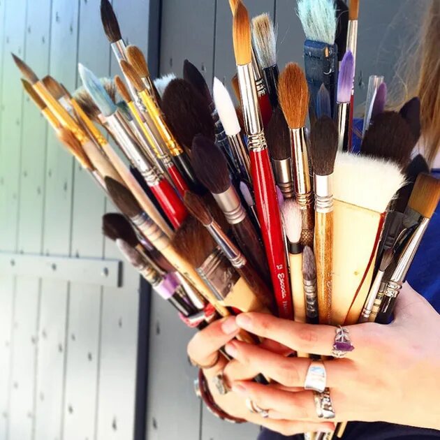 фотографии кисточек. живописные кисти. художественные кисти для рисования. кисточки для грима. кисти на столе.