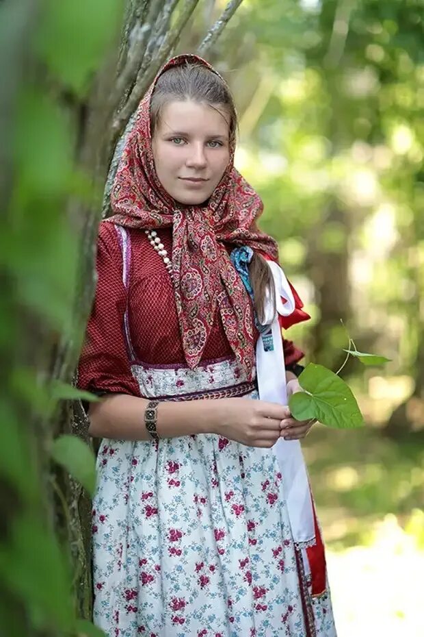 Славянские женщины. Русские красавицы в народных костюмах. Деревенская одежда. Сельская женщина в платке. Русские стеснительные молодые