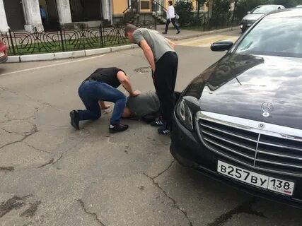 Мерседес сбивает