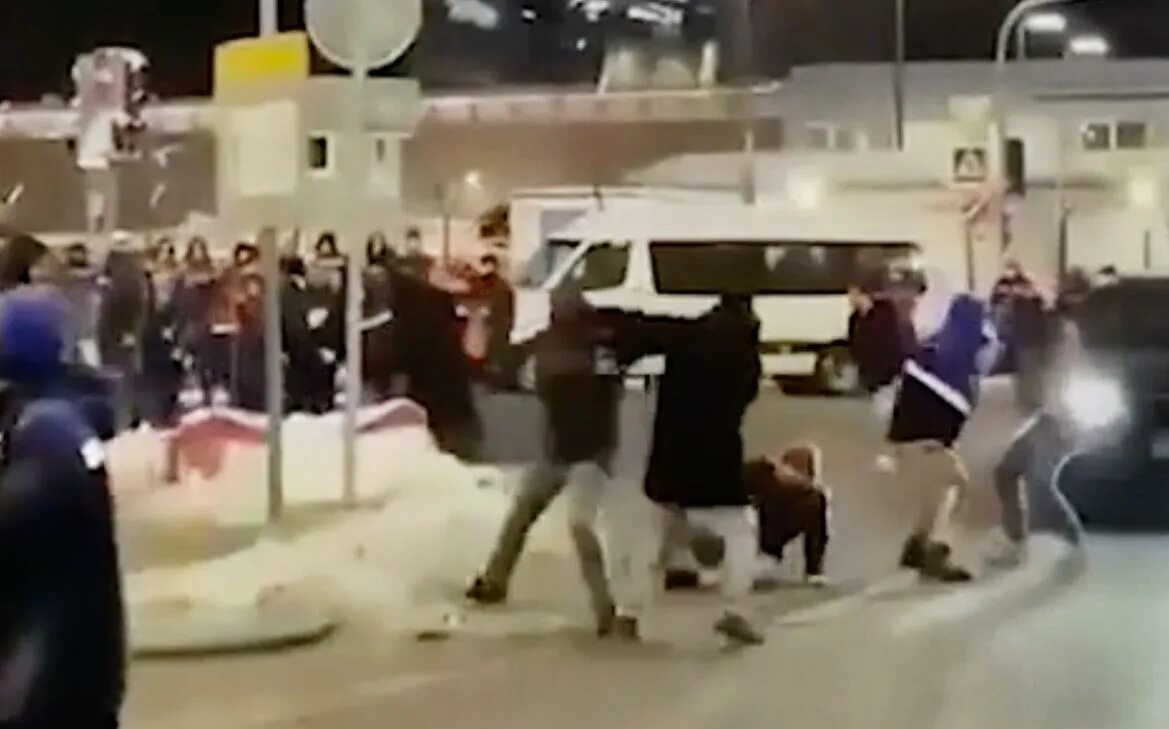 Массовая драка рабочих. Драка рабочих. Драка рабочих. Драться с таджиками в москве. Массовая драка на стройке.