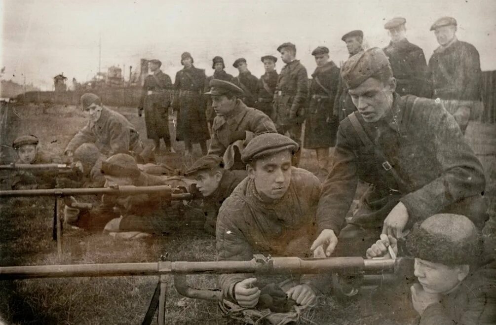 Народное ополчение в годы великой отечественной. Ополчение 1941 года. Ополчение в годы ВОВ. Выпуск ПТРД В годы войны.