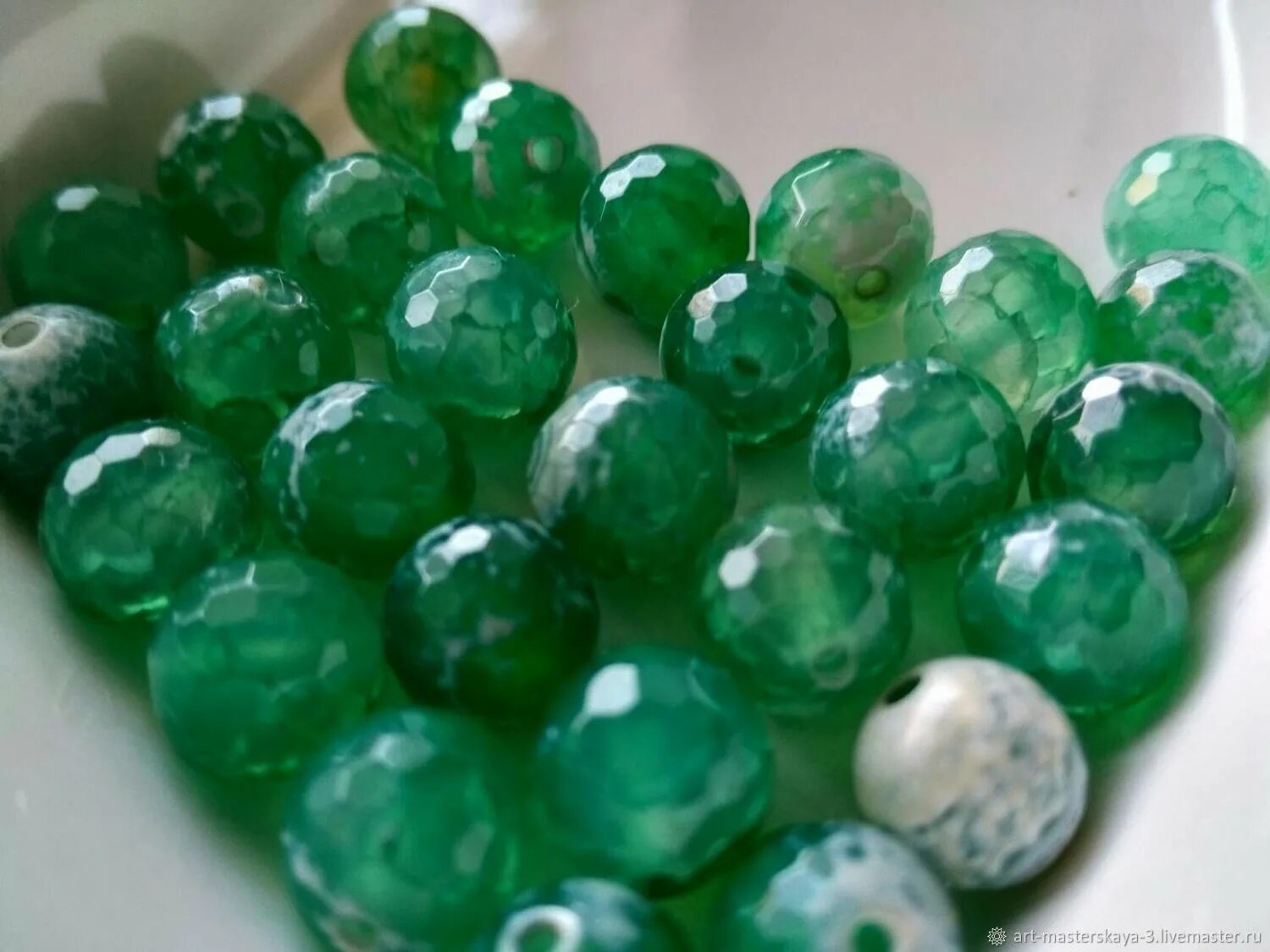 Зеленый агат минерал. Агат изумрудный бусины. Окрашенный изумрудный цвет прозрачный агат. Агат изумрудный бусины. Изумруд агат.
