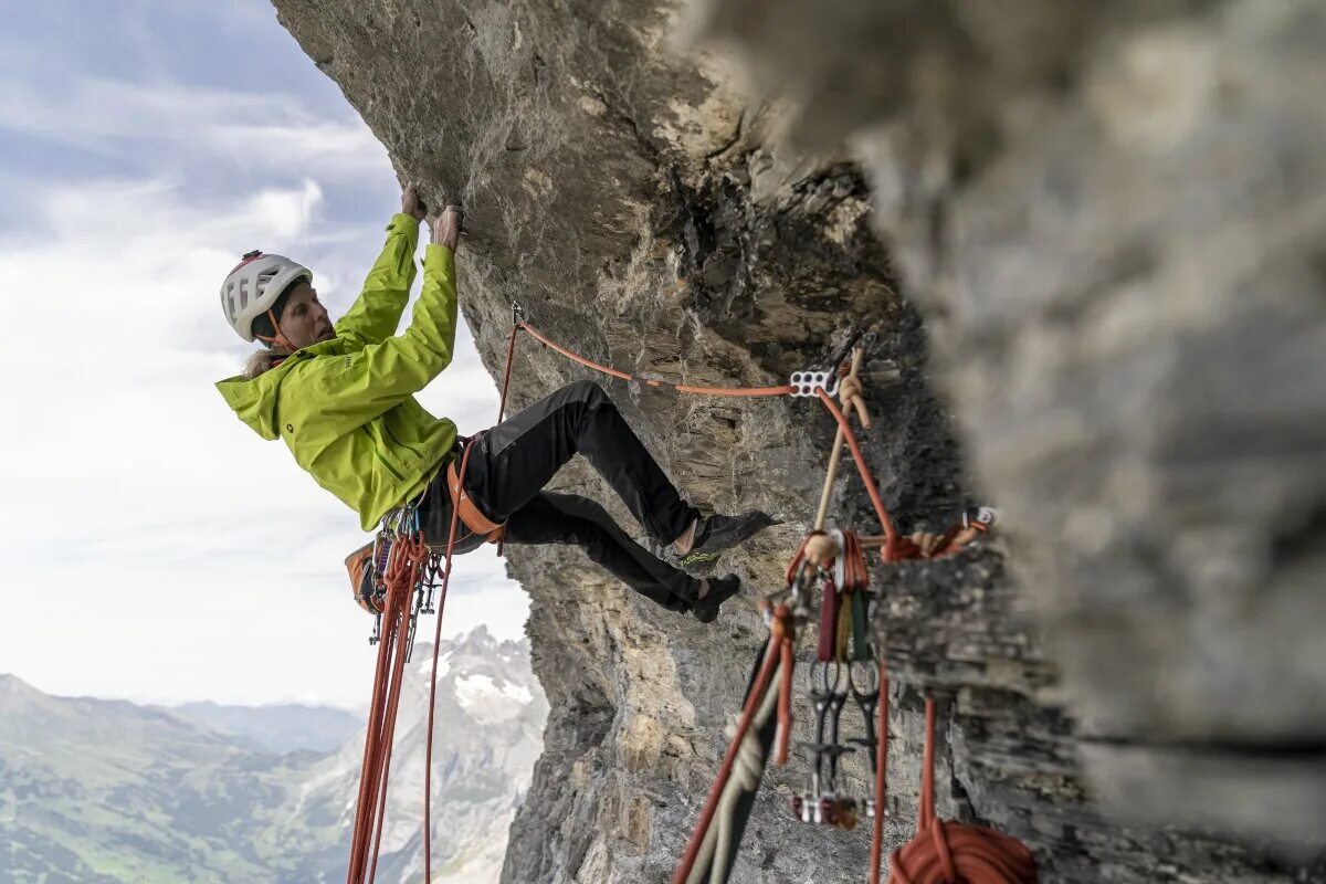 The North face альпинист. Альпинистская лестница. Лестница веревочная альпинист. Лесенка альпинистская.