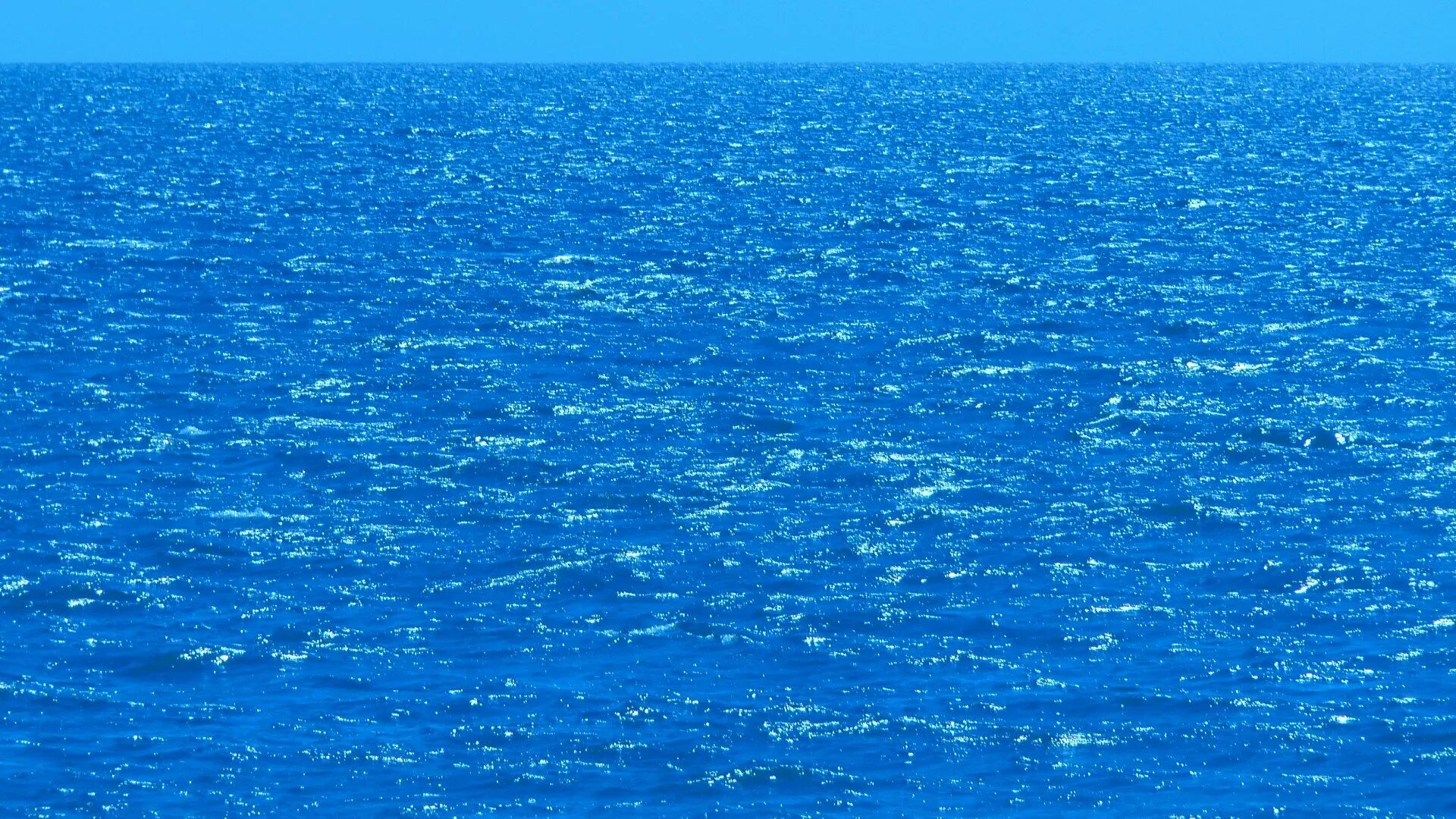 Океан. Поверхность океана. Синее море. Цвет океана. Почему океан синий