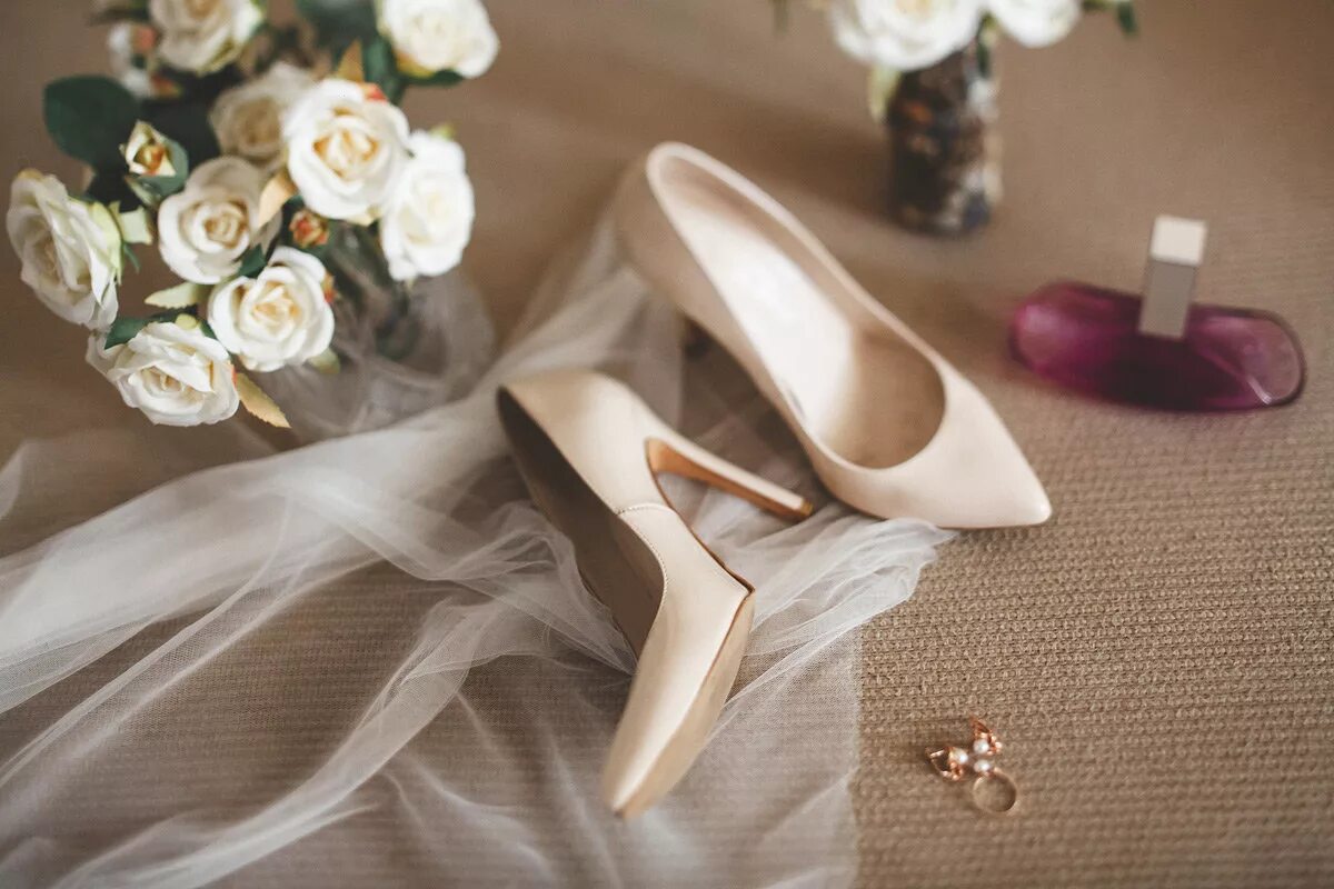 комната невесты фотосессия дома. свадьба. фотосессия сборов невесты. обои сборы невесты. невеста и ее подруга.