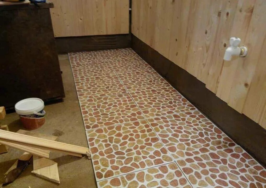 Какой плиткой полы в бане. Отделка пола в бане. Плитка напольная для бани. Плитка в парилке на пол. Плитка в моечной бани.