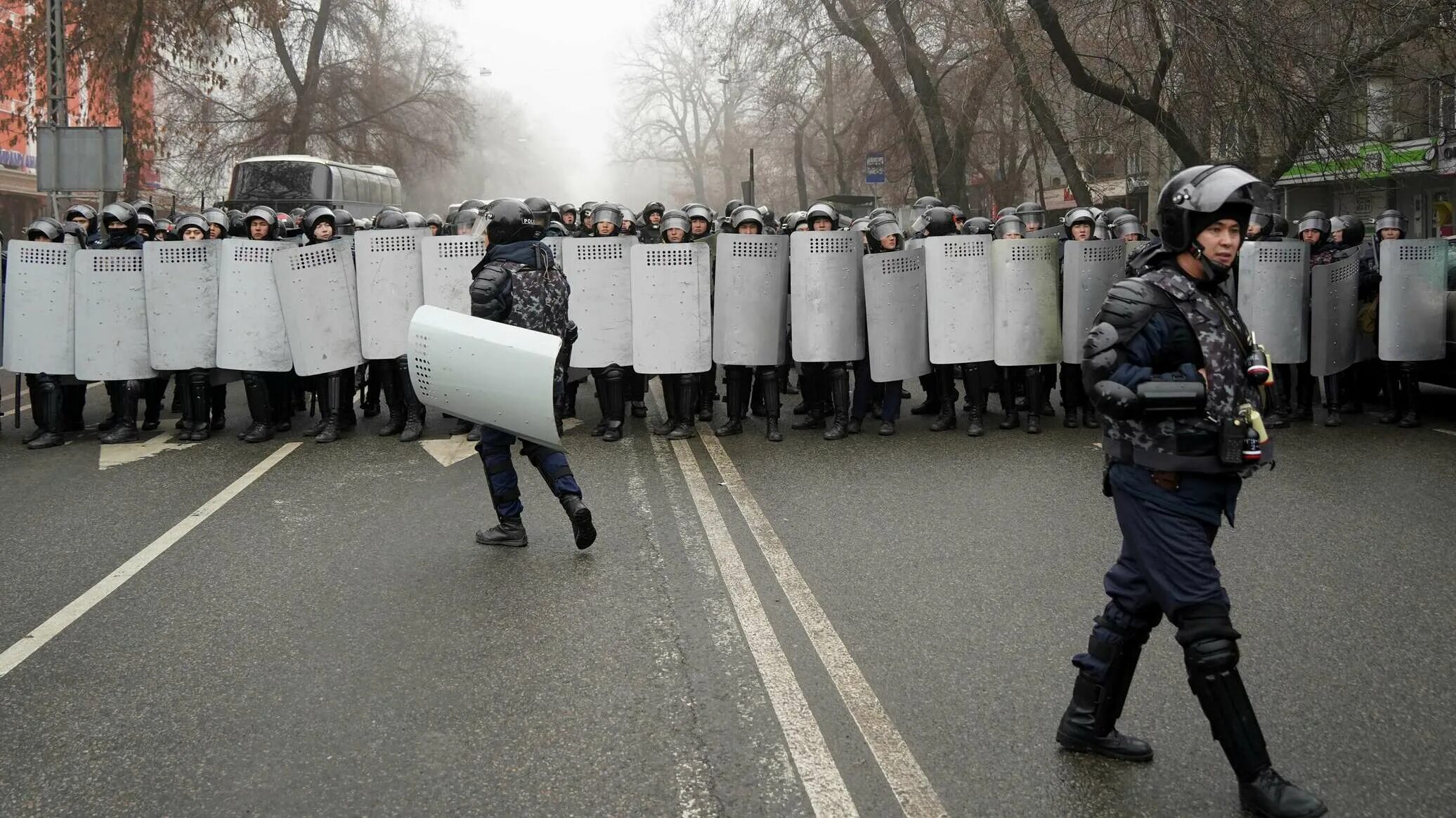 Протесты в казахстане 2022 столкновения с полицией. Казахстан кинул. Путч в казахстане. Протесты в алматы 2022. Бунт в казахстане.