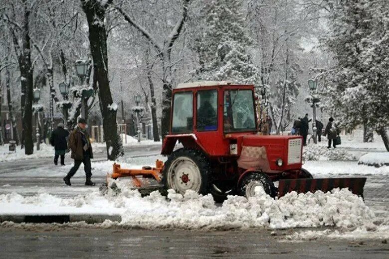 Игра трактора чистят снег. Очистка снега трактором. Трактор для чистки снега. Трактор чистит снег. В Москве трактора коммунальщиков.