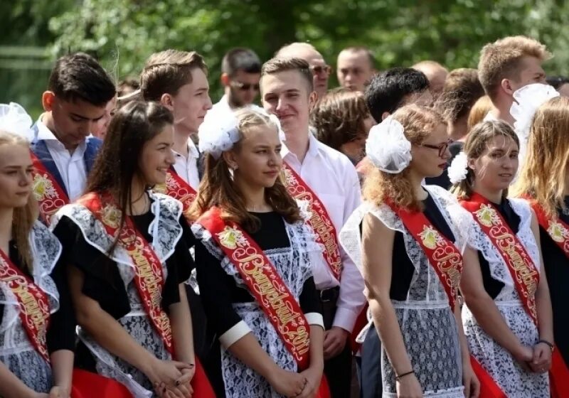 Выпускница школы. Выпускной в школе. Последний звонок. Последний звонок выпускники.