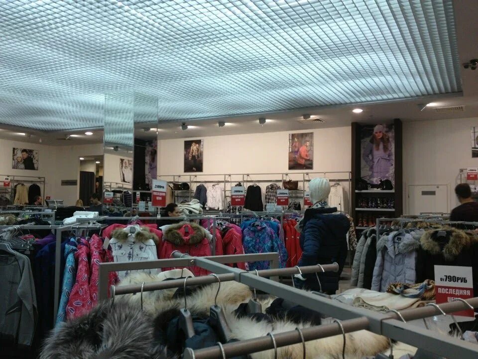 Магазин вивьен вествуд в лондоне. Блэксидес магазин. Одежда свао. Магазин коллинз в москве. Одежда свао.