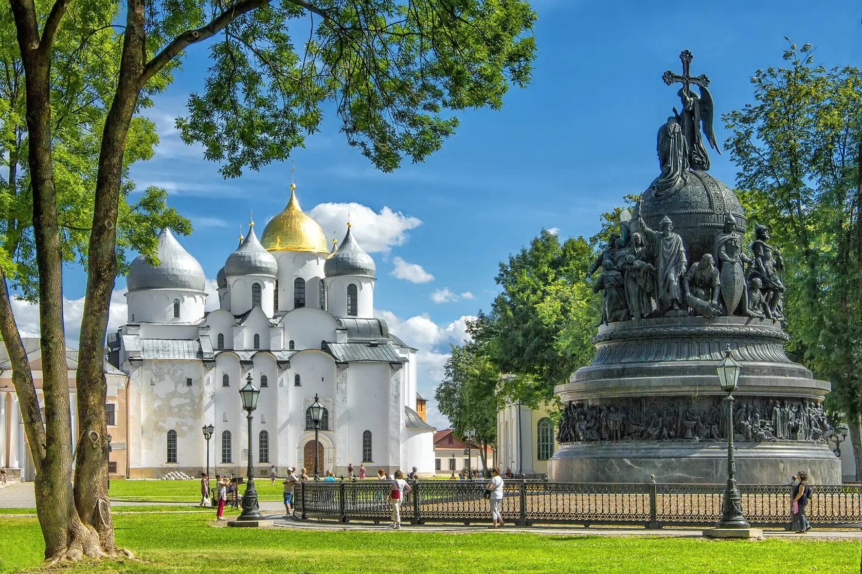 Все памятники россии. Памятник тысячелетие России Великий Новгород. Новгородский Кремль памятник тысячелетие России.