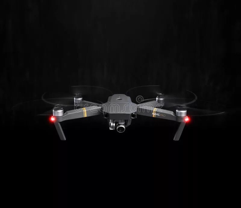 Черный дрон Mavic. DJI Mavic в темноте. БПЛА В темноте. Летающий дрон в темноте.