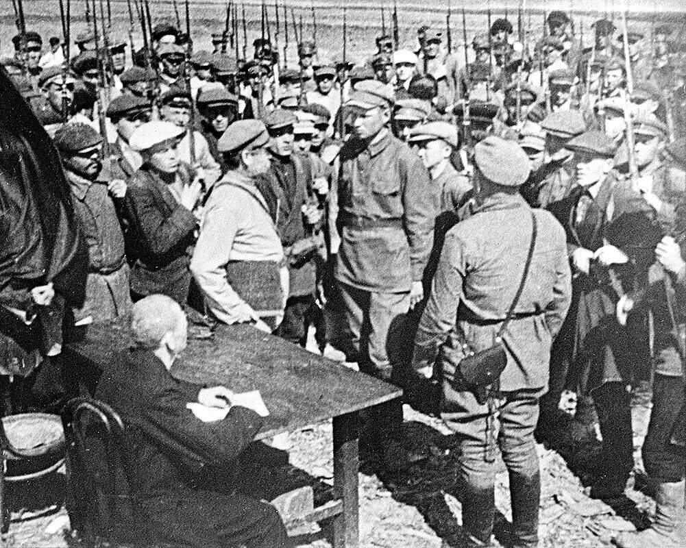Когда была проведена массовая мобилизация женщин. Запись добровольцев в красную армию 1918 год.
