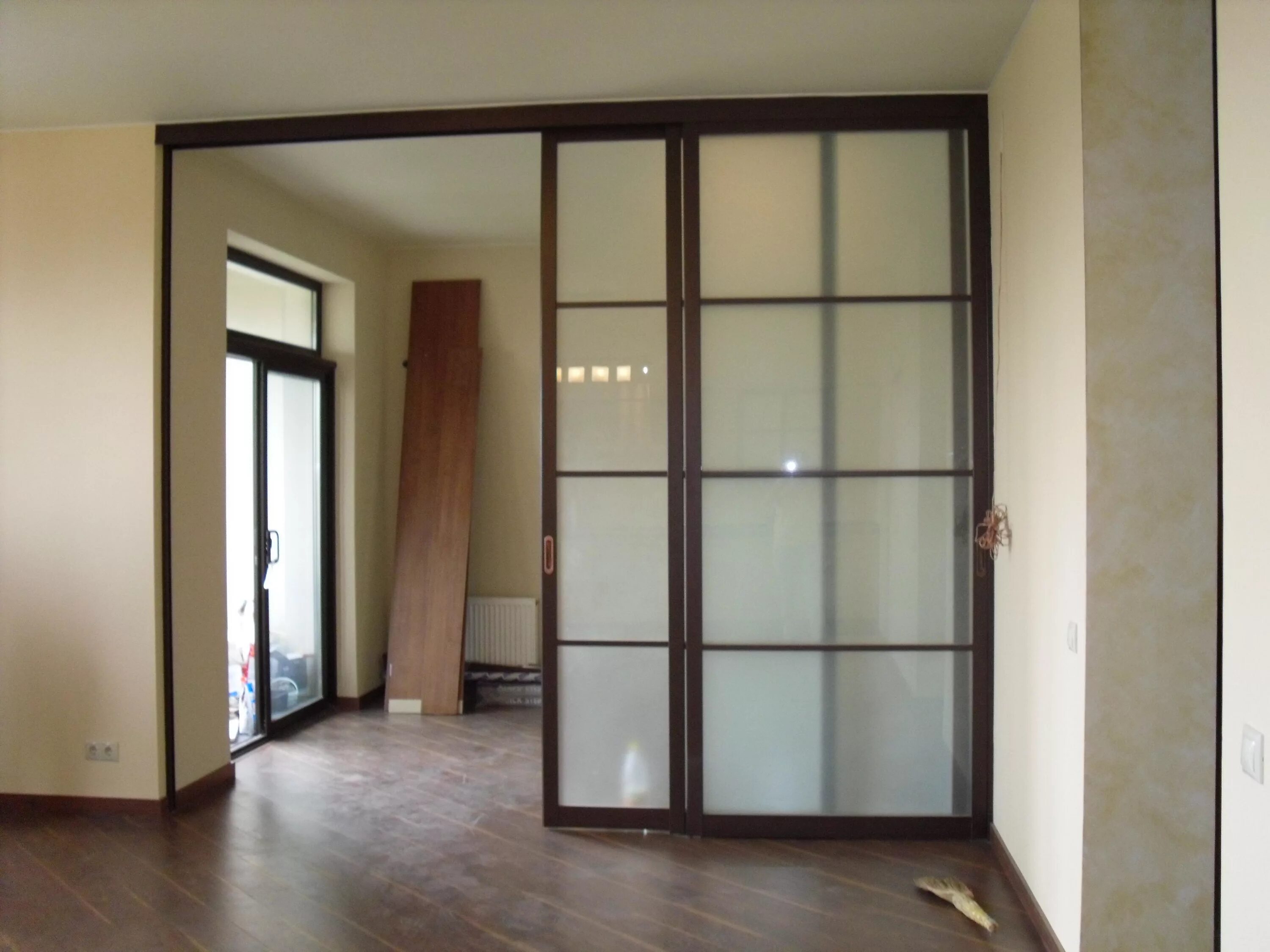 Гардиан раздвижные перегородки лофт. Двери миксал loft. Стеклянные перегородки. Межкомнатные перегородки аристо. Перегородка из матового стекла.