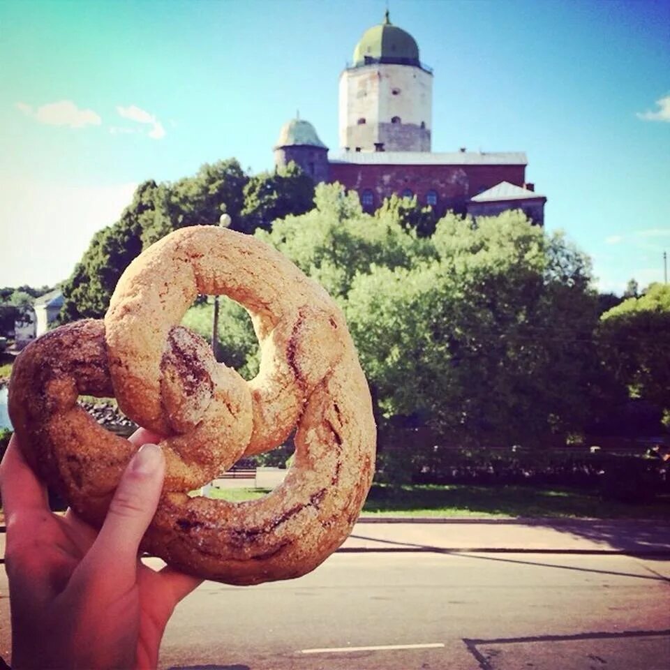 Выборг крендель где. Выборг крендель. Выборг+крендель фест. Кофейня крендель Выборг. Символ Выборга крендель.