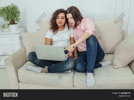 Две девушки на диване