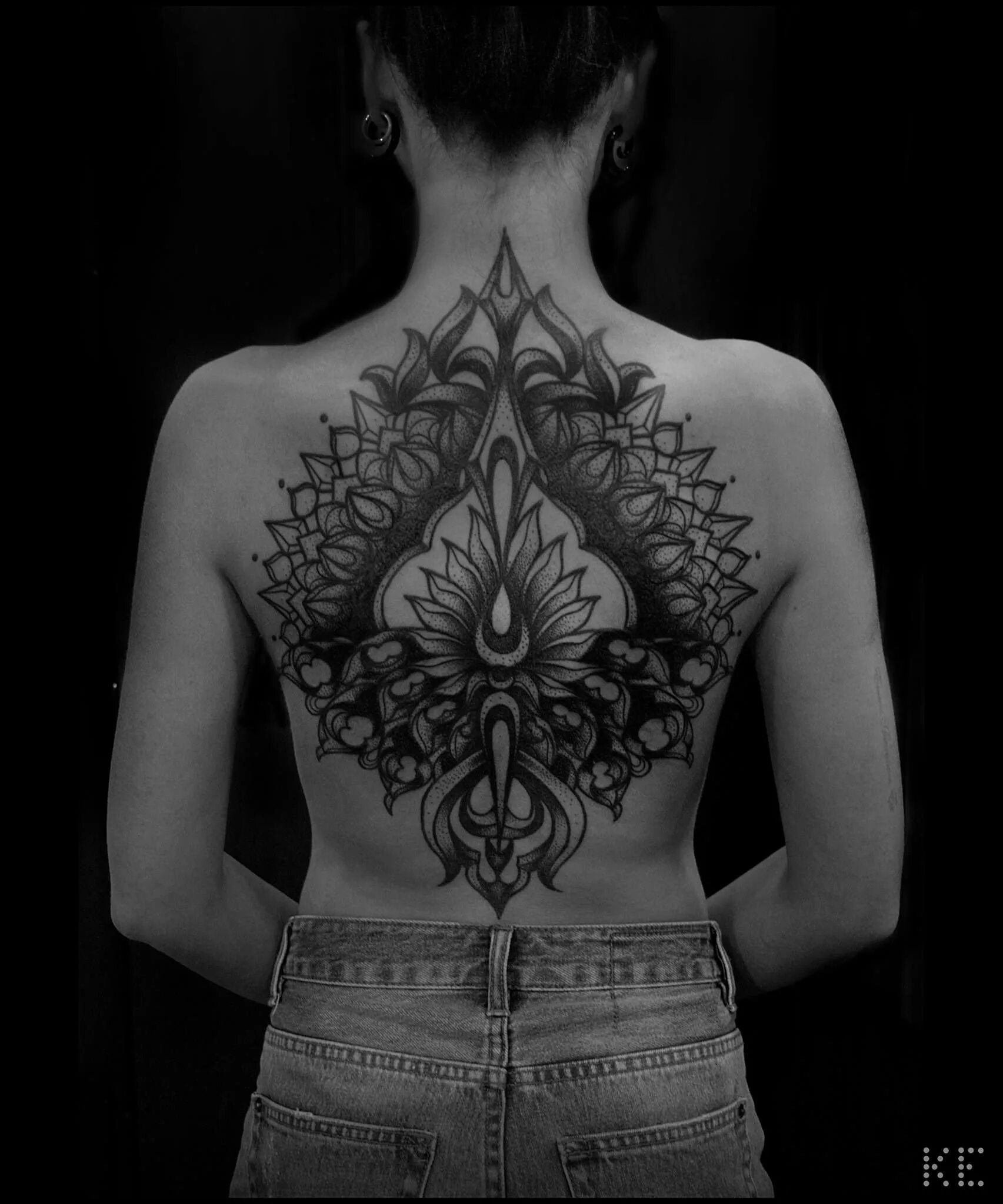 тату на спине девушки по позвоночнику. тату на спине женские. цветочные тату спины. татуировка на спине у девушки. красивые тату на спине для девушек.