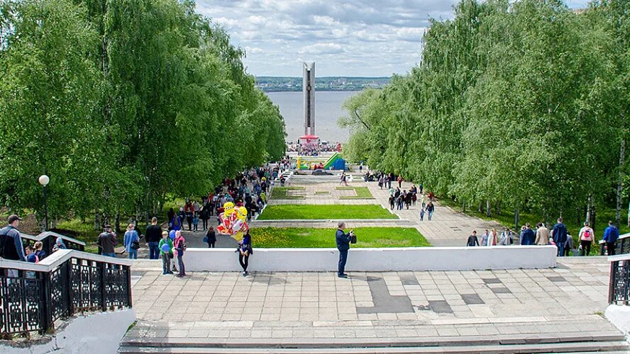 Сады и люди ижевск. Ижевск набережная монумент дружбы народов. Ижевск площадь у монумента. Ижевск набережная Центральная. Ижевск Центральная площадь и набережная.