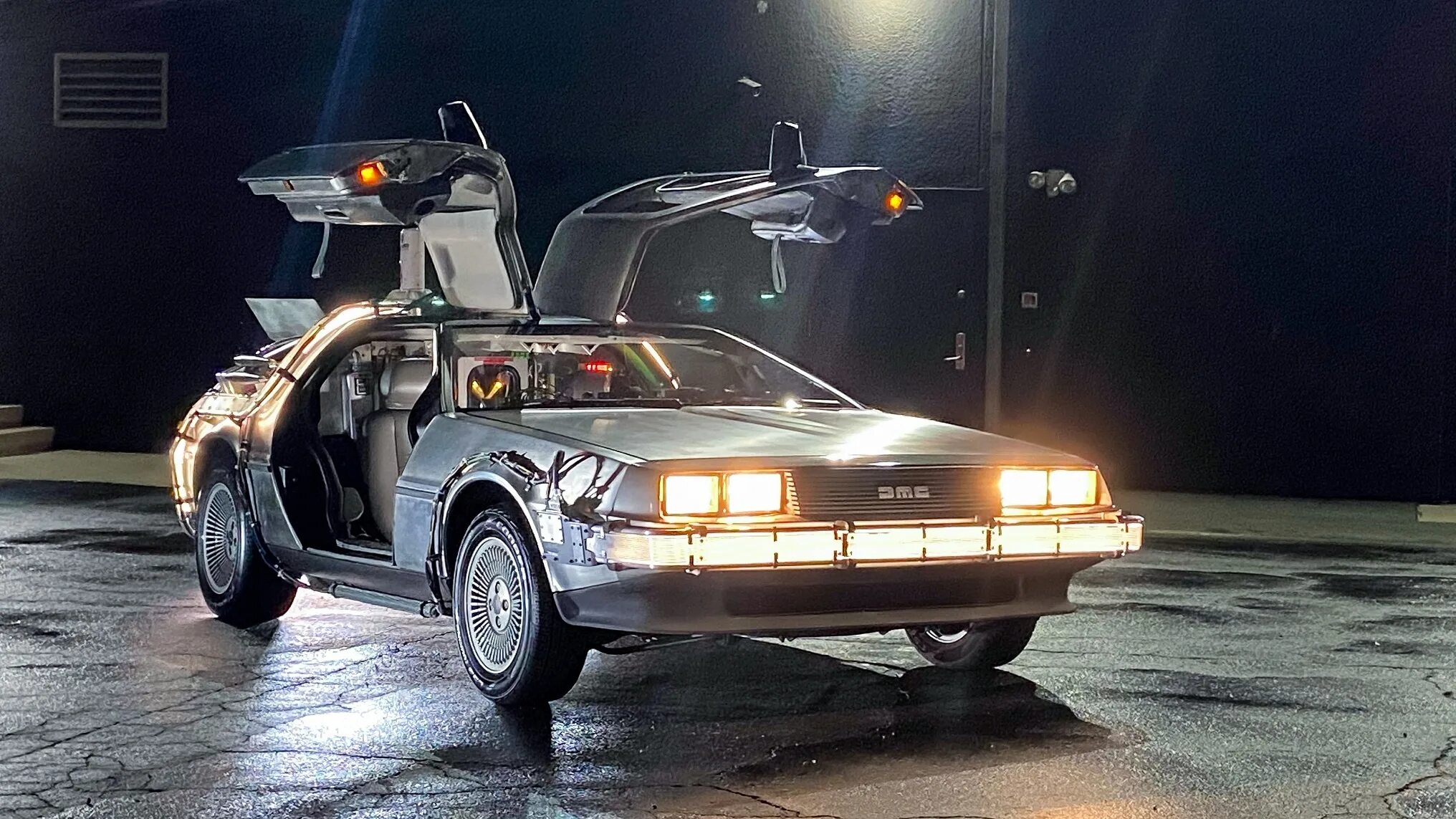 Фото машины из фильма назад в будущее "Back To The Future" DeLorean time machine replica up for sale