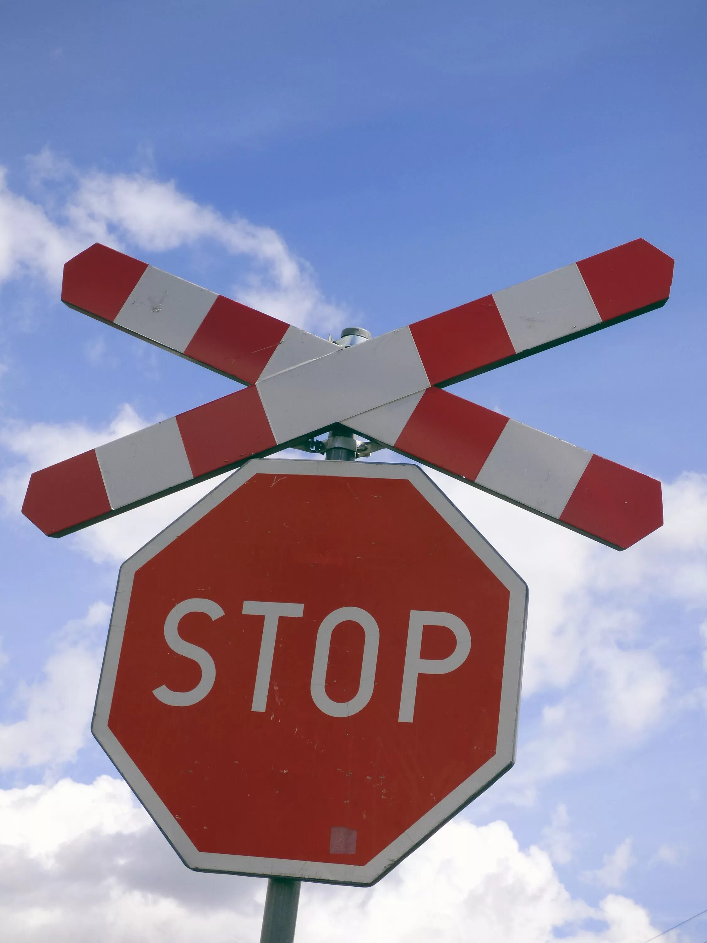 Фото стоп. Знак «стоп». Дорожный знак stop. Знак стоп на Красном. Железнодорожный знак стоп.