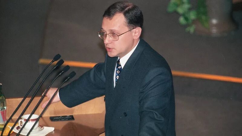 Кириенко премьер-министр 1998. Кириенко в 90. Премьер министр 1990