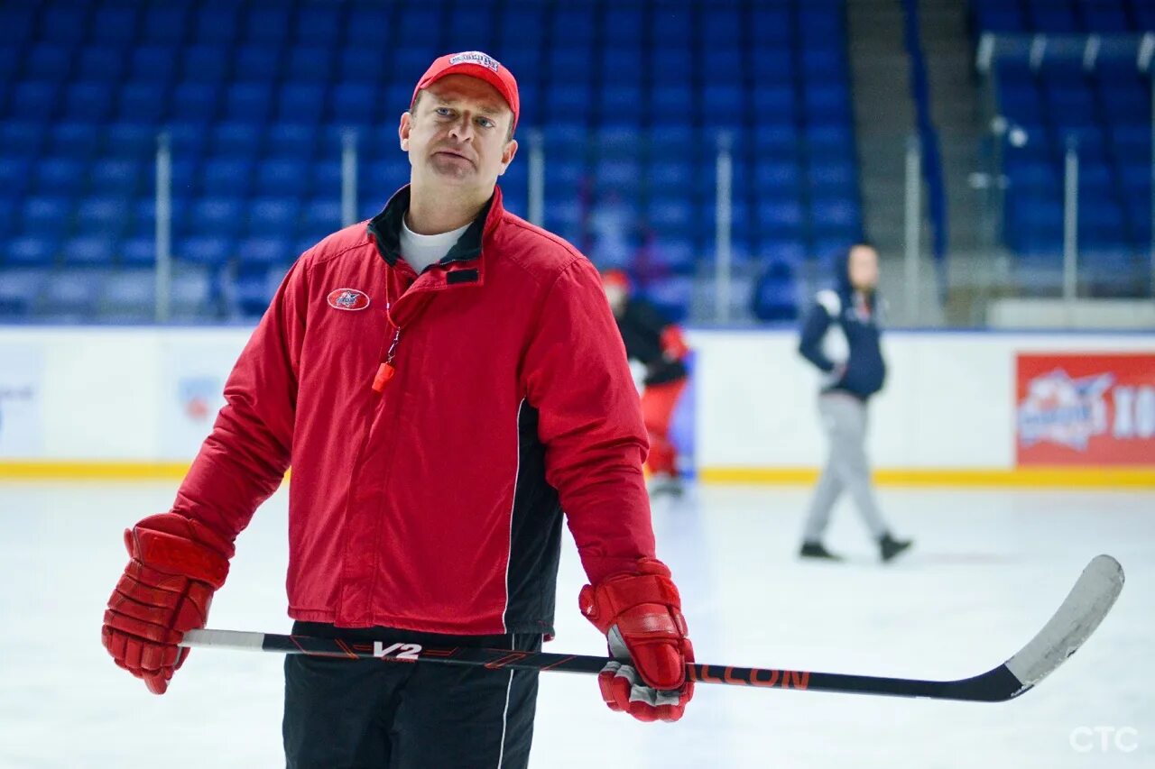 Романенко молодежка. Романенко юрий михайлович молодежка. Молодёжка сериал юрий михайлович романенко. Юрий романенко молодежка. Романенко молодежка.