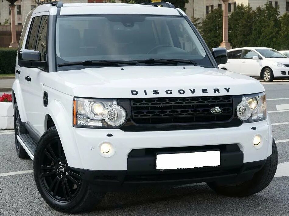 Дискавери авто ру. Land Rover Discovery 4 White. Ленд Ровер Дискавери 3 белый. Land Rover Discovery 4 белый. Ленд Ровер Дискавери 4 Блэк эдишн.