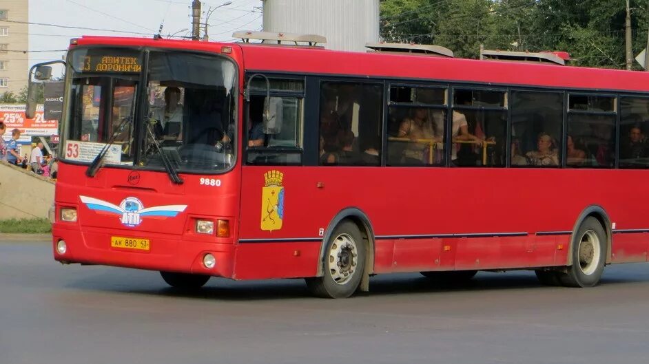 Когда приедет автобус киров. Автобус 53. Автобусы Киров. 53 Автобус Киров Дороничи. Общественный транспорт Киров.