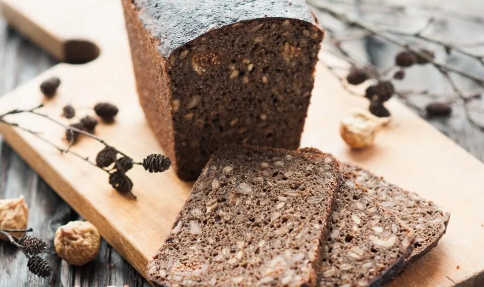 Хлеб ржаной с семечками. Хлеб с льняными семечками. Хлеб с семечками. Ржаной хлеб. Ржаной хлеб с семенами.