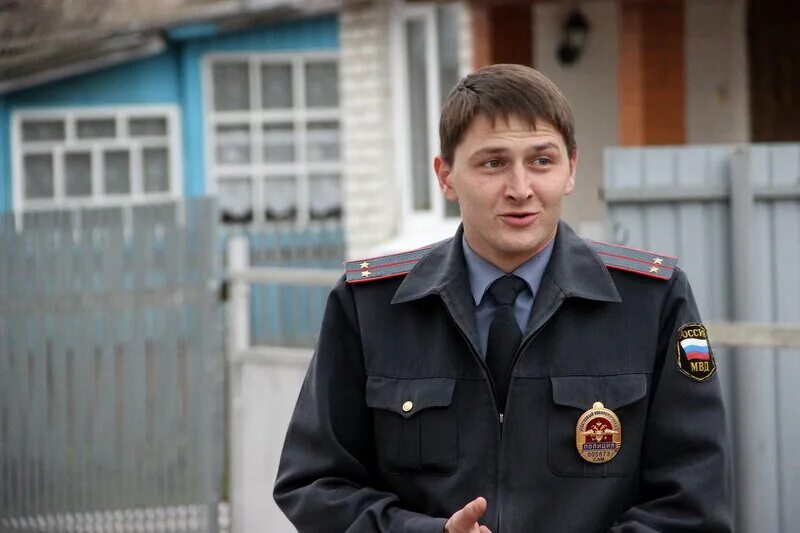 Участковый трудовое. Ежков минусинск. Участковый милиционер. Красивые менты. Общение полицейского с гражданами.