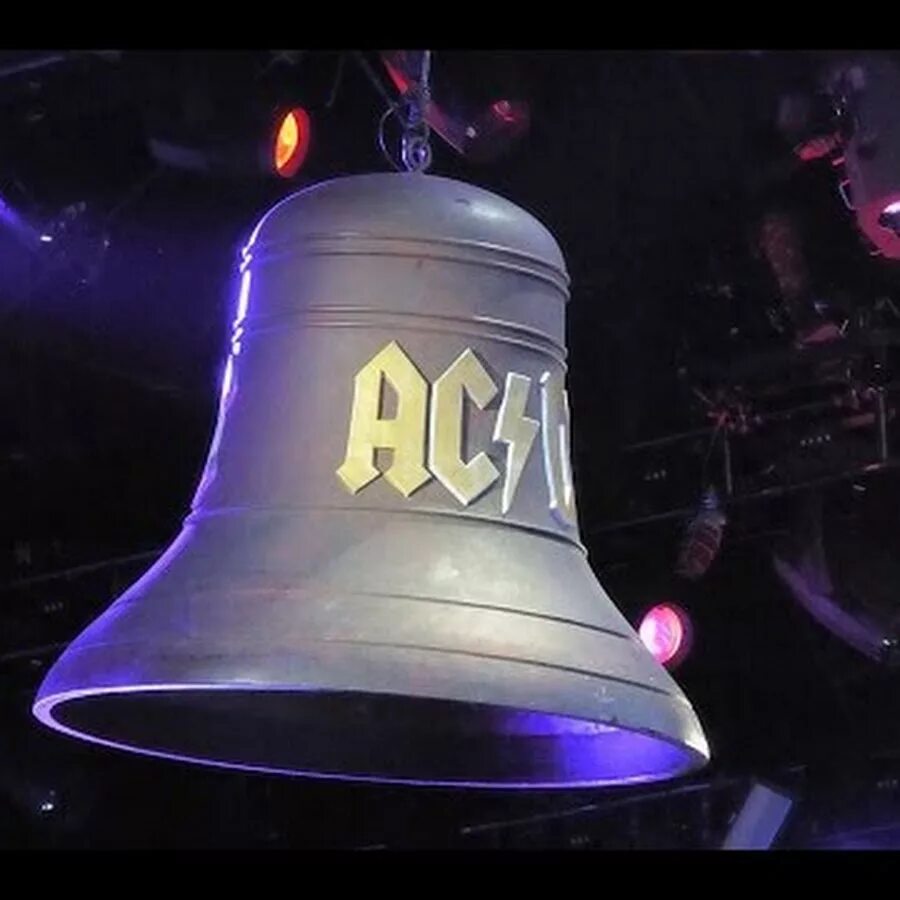 AC DC колокол. АС ДС Hells Bells. Hells Bells AC/DC колокол. AC/DC концерт колокол. Концерт колокольчики