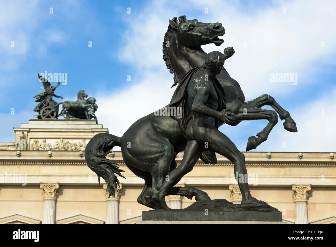 Памятник Буцефалу. Буцефал статуя. Фризская лошадь Буцефал.