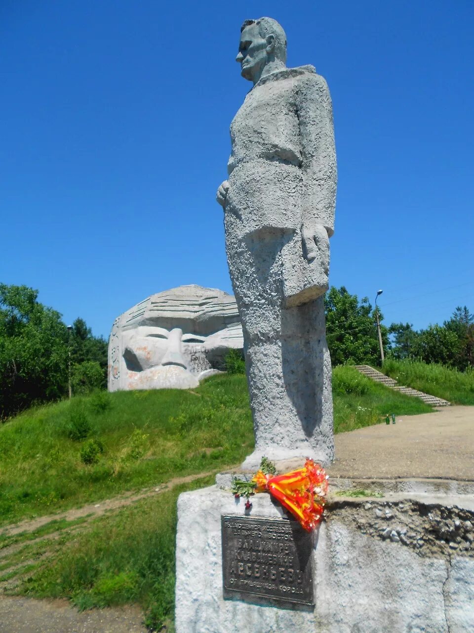 В каком селе установлен памятник арсеньеву. Город арсеньев памятник дерсу узала. памятники города арсеньева дерсу узала. арсеньев в. и дерсу памятник. город арсеньев памятник арсеньеву.
