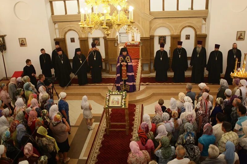 Митрополит игнатий саратов в троицком соборе. Крестный ход в энгельсе 2022. Свято-троицкий кафедральный собор, энгельс. Вечерняя литургия троицкий собор. Рождество в храме.