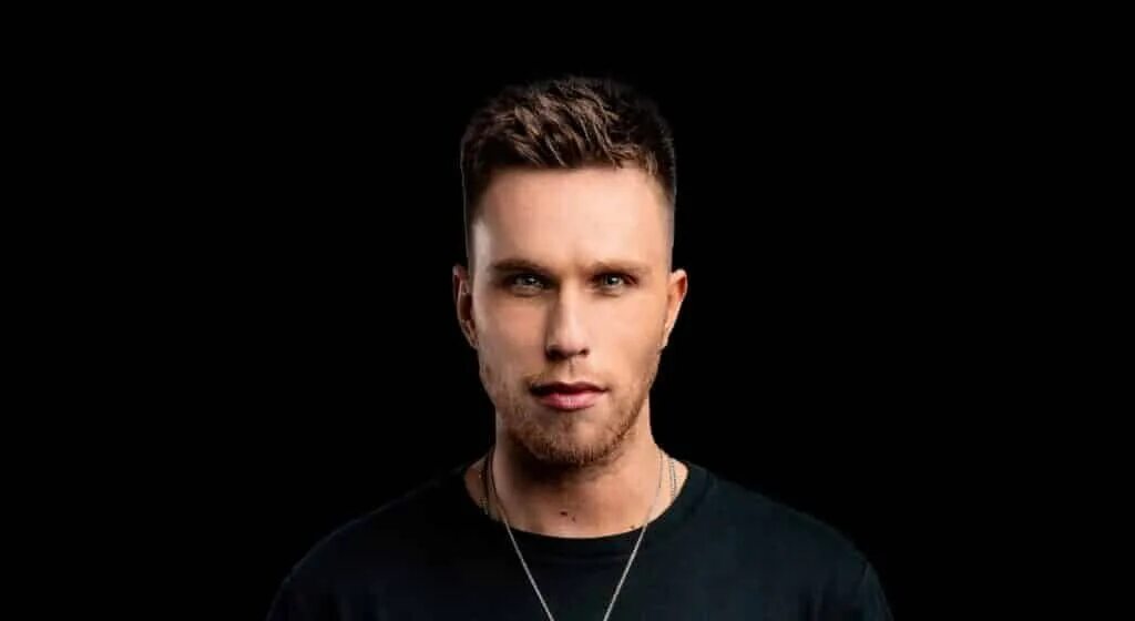 Nicky romero kickstart 1 and 2. Фото диджеев на аву. Nicky romero iconic. Nicky odessa фото исполнителя. Nicky romero radio фото.