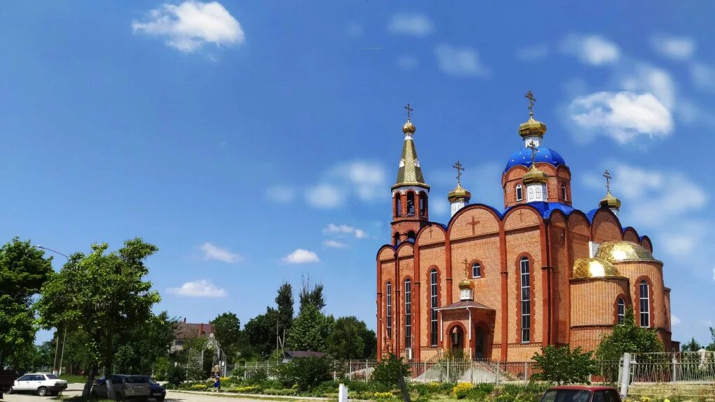 Ленинградское поселение краснодарский край. Храм трех святителей станица Ленинградская. Храм станицы Ленинградской Краснодарского края. Церковь в станице Ленинградской Краснодарского края. Храм 3 святителей в Ленинградской Краснодарского края.