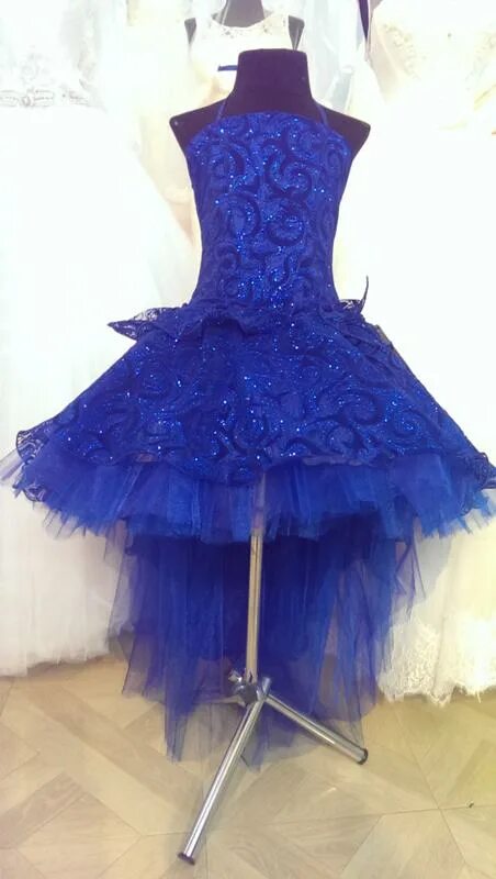 шлейф бального платья. серое пышное платье. пушистое платье. детские платья со шлейфом. фотосессия в пышном платье.