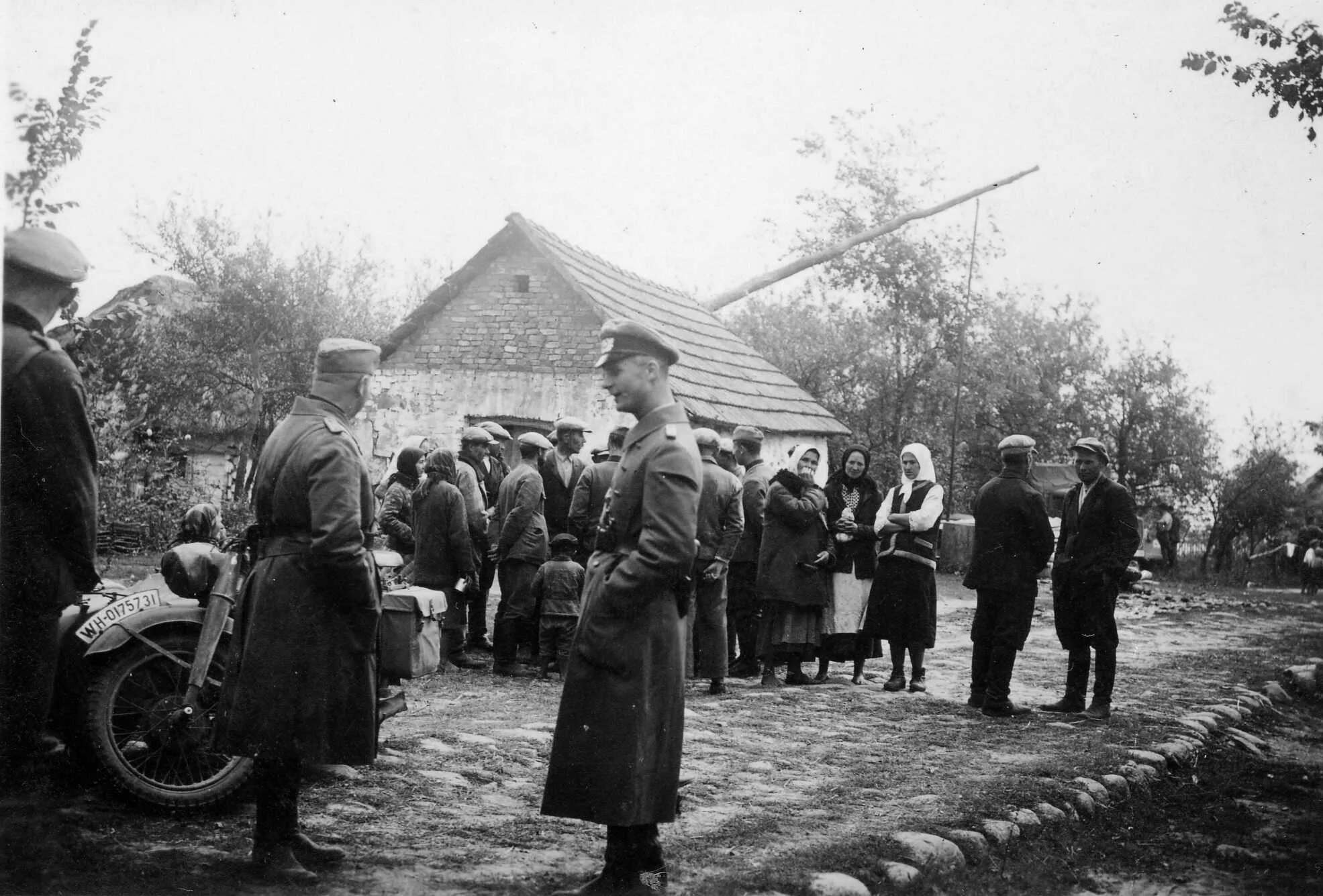 Фашистская деревня. Оккупированная деревня Партизаны 1941. 1942 Белоруссия полицаи. Белоруссия в оккупации.села.