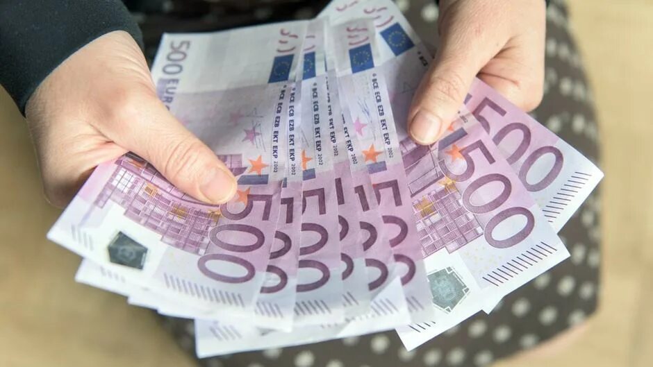 8 тысяч евро. 300 Евро в руках. Купюры евро в руках. Кошелек для евро купюр. Пачка евро в руках.
