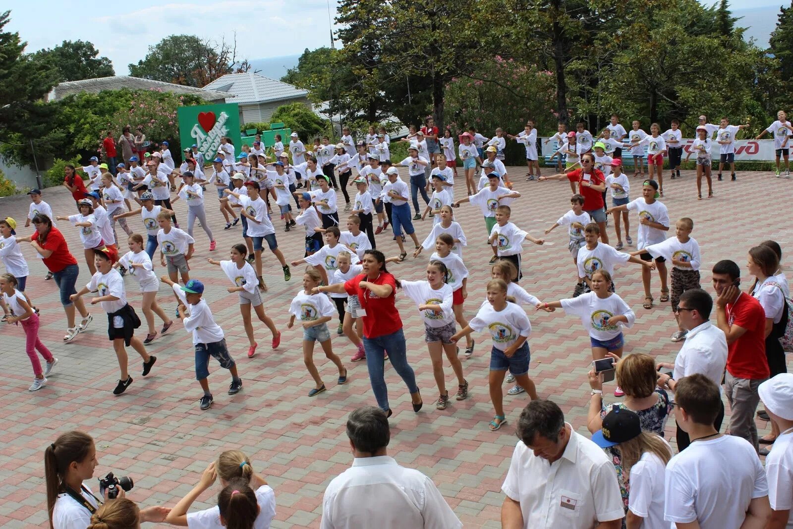 Огонек туапсе. Детский лагерь дедеркой зеленый огонек. Дол зелёный огонёк дедеркой. Дол зелёный огонёк дедеркой. Зелёный огонёк лагерь туапсе.