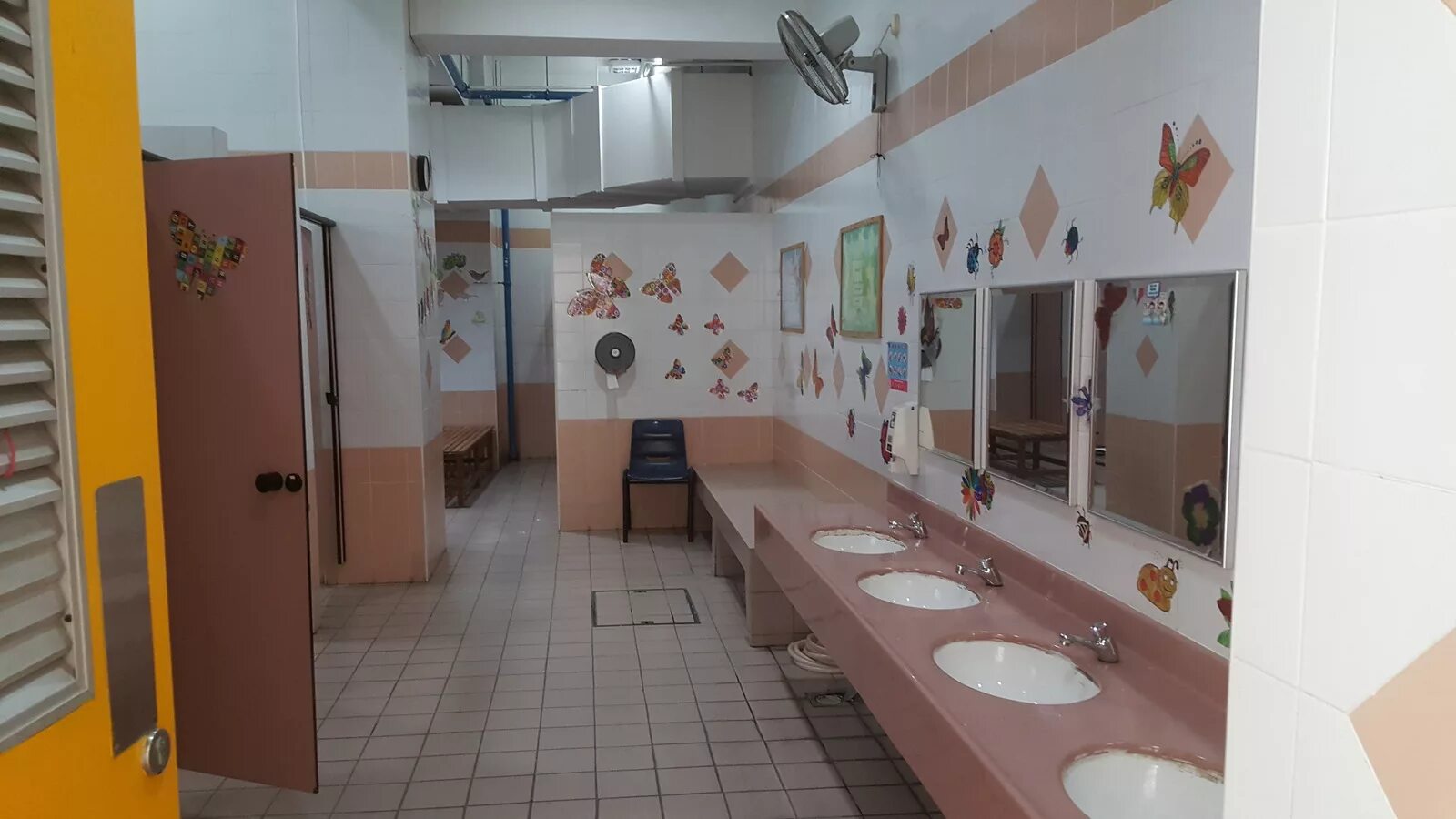 Хочу в туалет в школе. Туалетная комната в школе. современный туалет в школе. туалет в начальной школе. красивый туалет в школе.