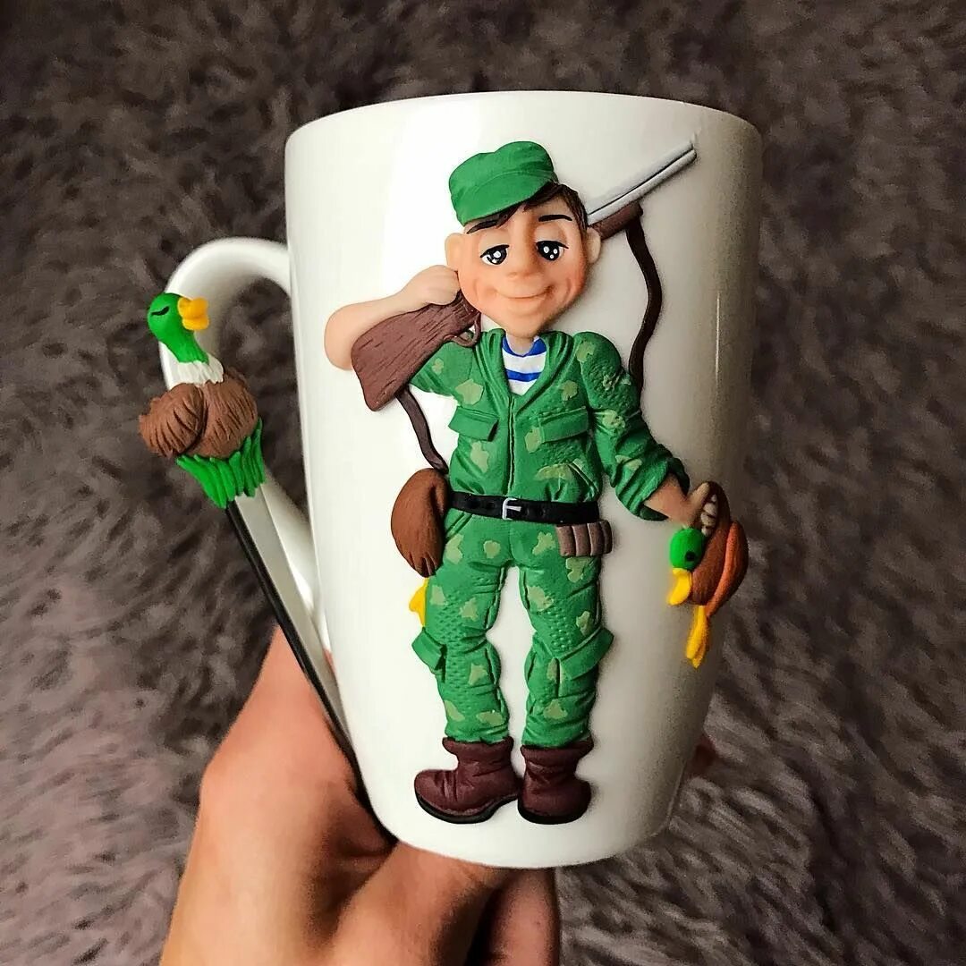 из глины на 23 февраля. военный из полимерной глины на кружке. из глины на 23 февраля. кружка для охотника из полимерной глины. кружки из глины на 23 февраля.