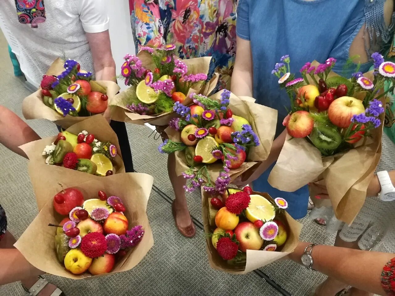 букет из фруктов. съедобные букеты из фруктов. съедобный мастер класс. съедобные букеты для женщин. букет из фруктов своими руками пошаговое.