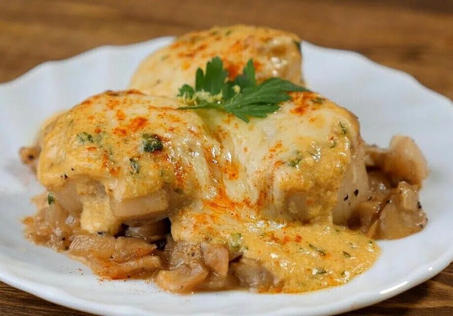 Куриное филе сыр картофель. Курица в сырном соусе. куриные бедрышки запеченные с сыром. куриная грудка в сырном соусе. курица в грибном соусе.