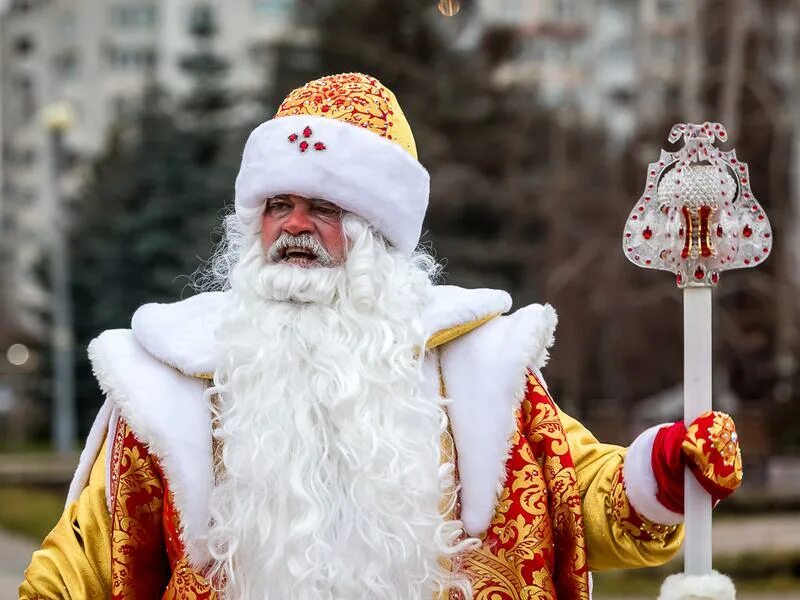 Дед Мороз зажигает. Новогодние гуляния людей в Белгороде 2022. Новогодний Белгород фото. На Соборной площади 1 января 2022 года Белгород дед Мороз и снегурка. Старт новому году